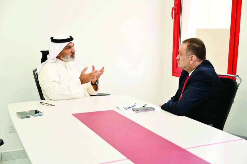 الغيص متحدّثاً إلى الزميل إيهاب حشيش 	(تصوير أسعد عبدالله)
