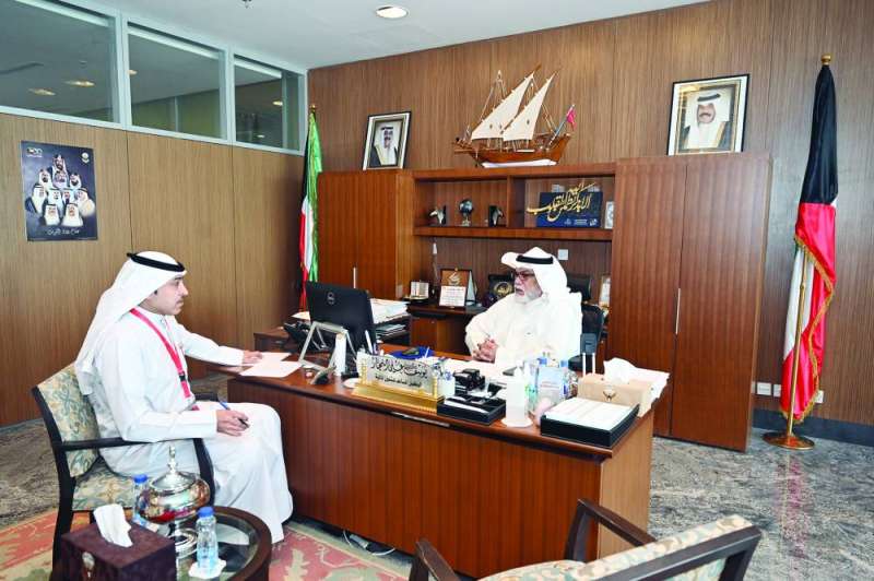 
النجار متحدثاً للزميل علي التركي
