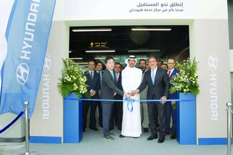 الصباح وترجمان وكيم يقصون شريط الافتتاح
