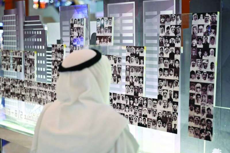 مواطن أمام صور الشهداء بمجمع 360