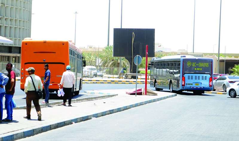 النقل الجماعي من أنجع الحلول للازدحامات المرورية	(تصوير سعود سالم)