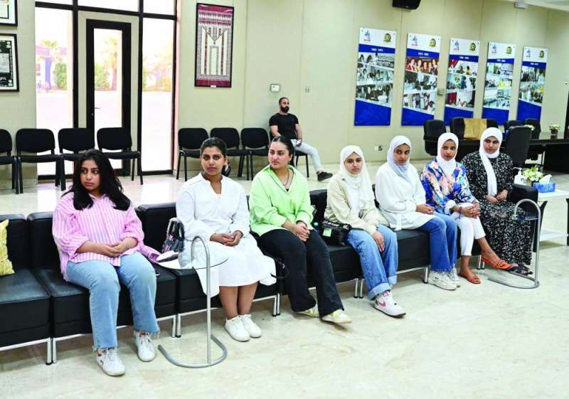 الطالبات المشاركات في اللقاء الثاني لنادي الفتاة بالجمعية الثقافية الاجتماعية النسائية 