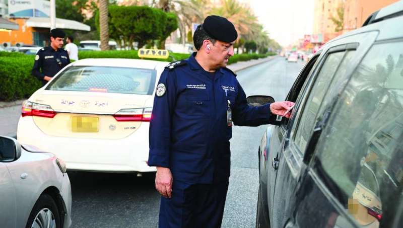 العميد خالد محمود يدقق على أوراق إحدى المركبات
