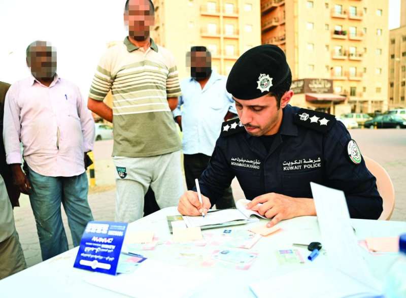 العقيد محمد مبخوت يحرر عدداً من المخالفات المرورية