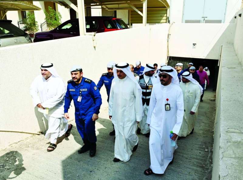 
 المنفوحي وقيادات البلدية والإطفاء عقب التفتيش على أحد المخازن