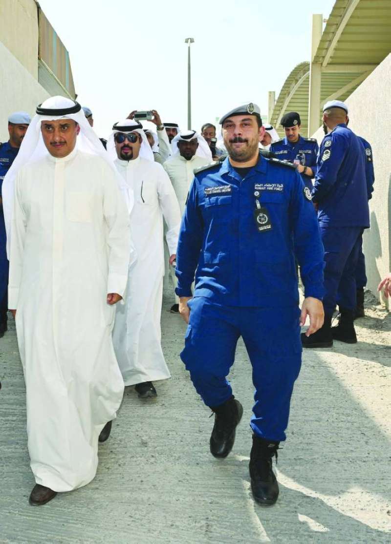 أحمد المنفوحي والعقيد حسين اسماعيل خلال الجولة	 (تصوير اسعد عبدالله)
