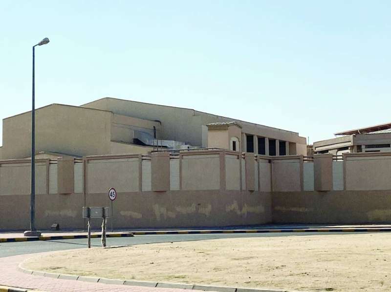 الأسوار الكونكريتية في إحدى المدارس