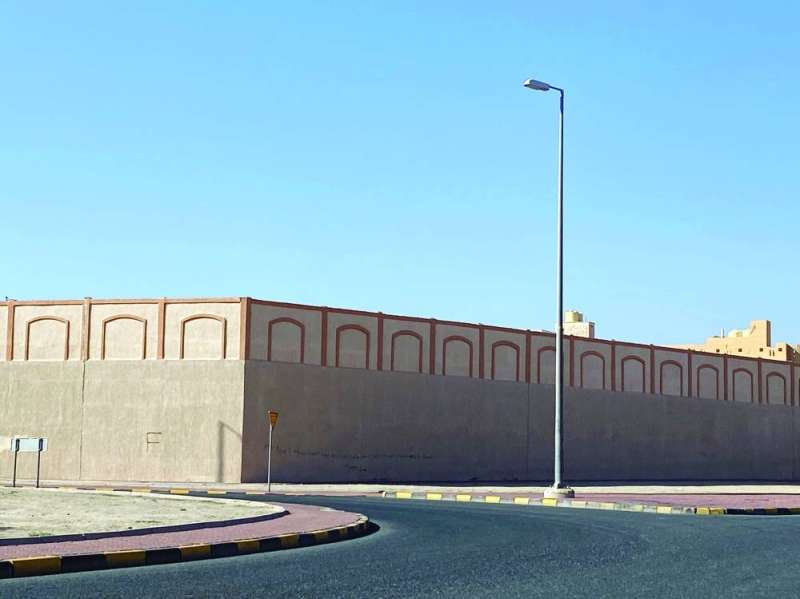 الأسوار الكونكريتية في بعض المدارس 