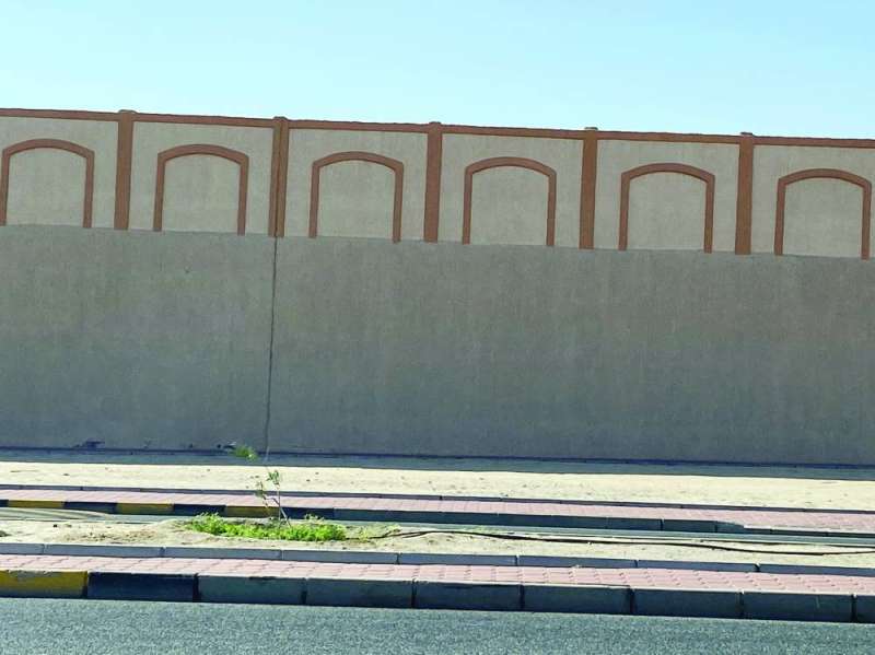 الأسوار الكونكريتية في بعض المدارس 