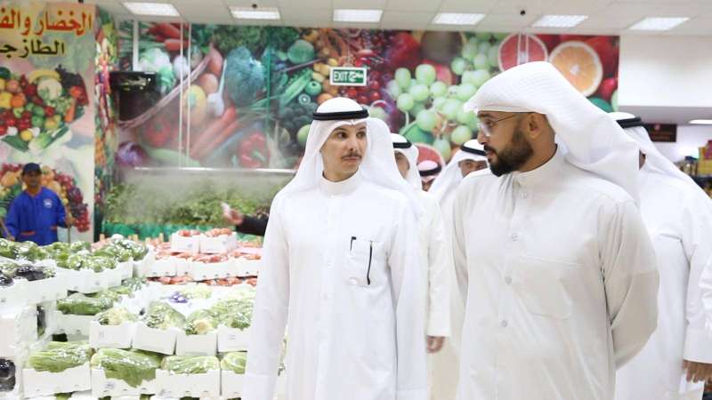 وكيل الشؤون متجولا في الجمعية