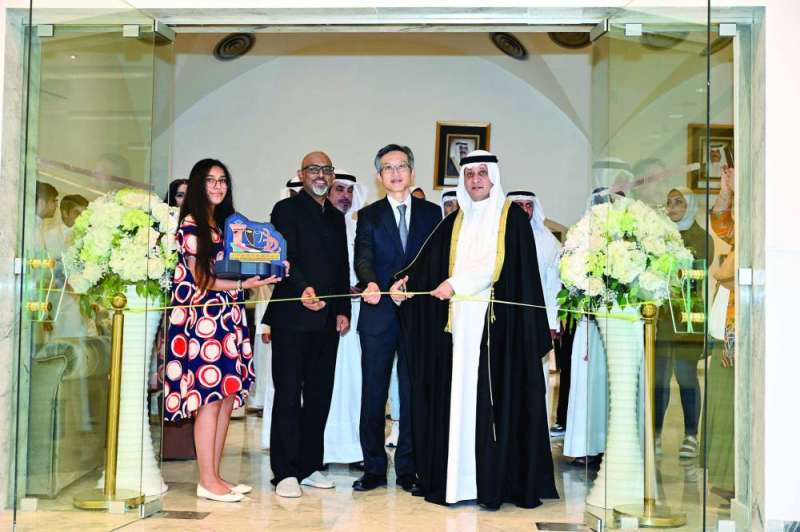 
السفير الياباني يتوسط الدويش وبوناشي لحظة قص شريط الافتتاح	(تصوير أسعد عبدالله)
