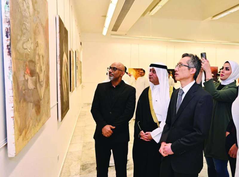 بوناشي يشرح تفاصيل إحدى لوحاته