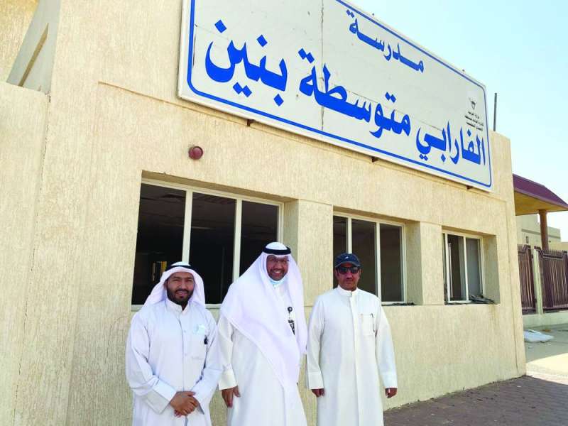 
زيارة سابقة لوكيل وزارة التربية لإحدى مدارس المنطقة
