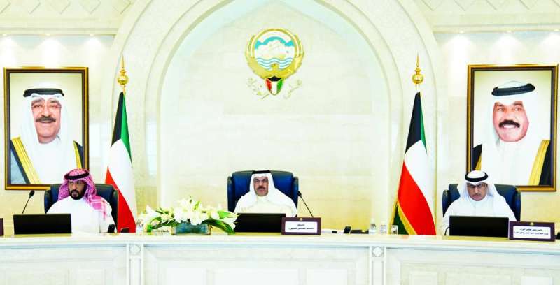 النواف متوسطاً طلال الخالد ومحمد الفارس خلال ترؤسه اجتماع مجلس الوزراء