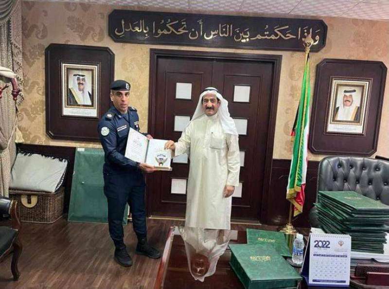 المستشار أحمد العجيل مع أحد المكرمين