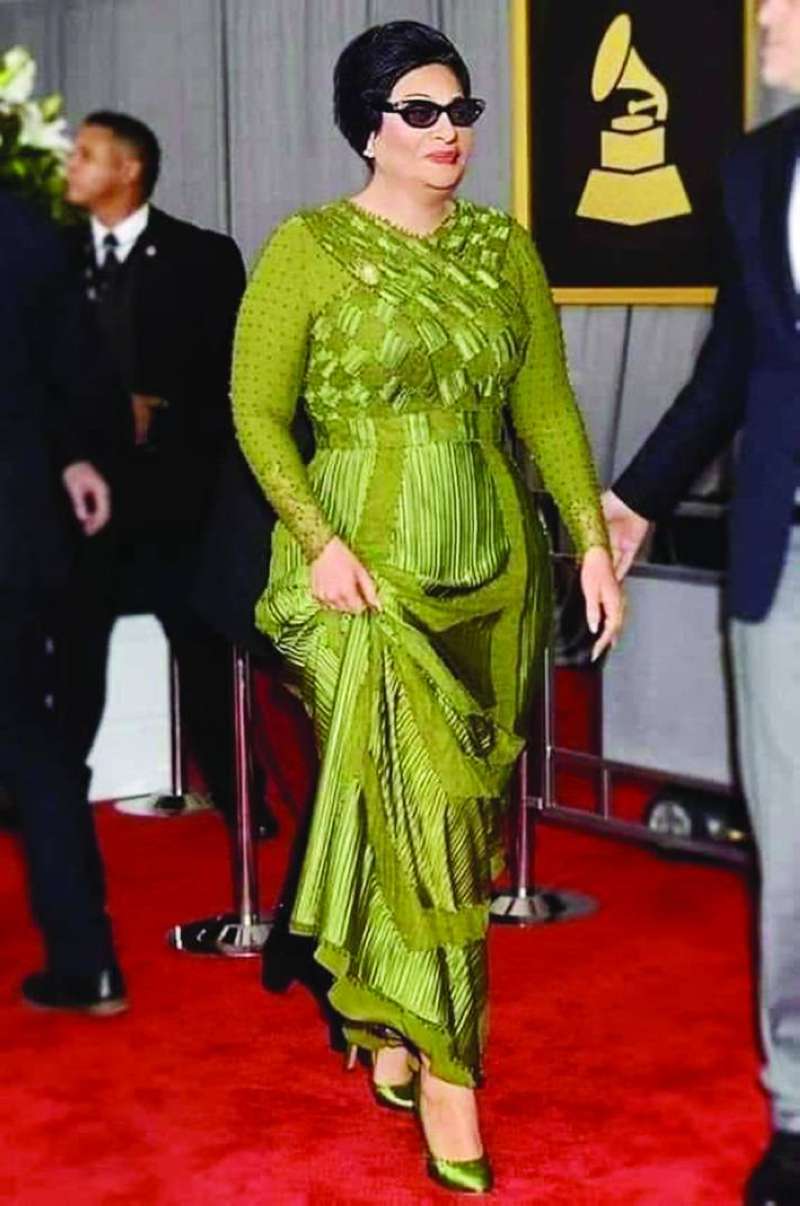 
... ووجه أم كلثوم مركّباً على الصورة
