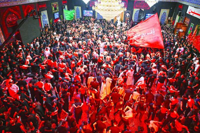 جانب من إحياء عاشوراء في إحدى الحسينيات 	(تصوير أسعد عبدالله)
