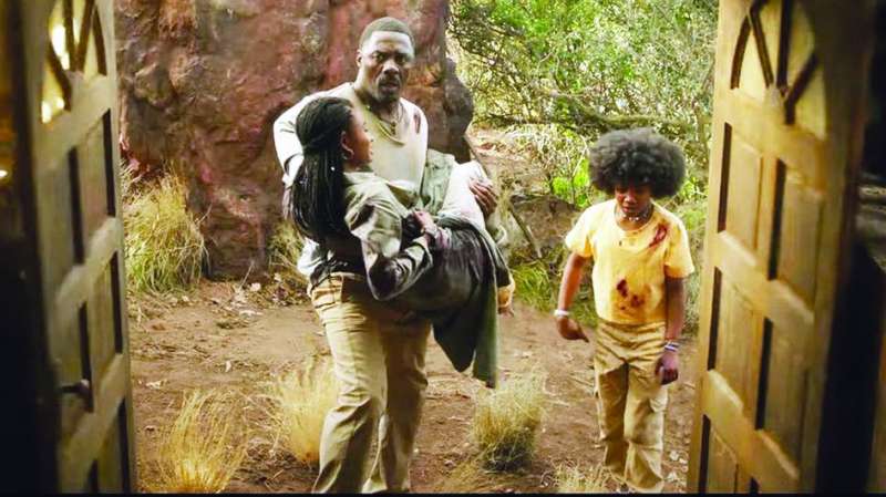 نيت دانيلز محاولاً حماية ابنتيه من هجوم الأسد
