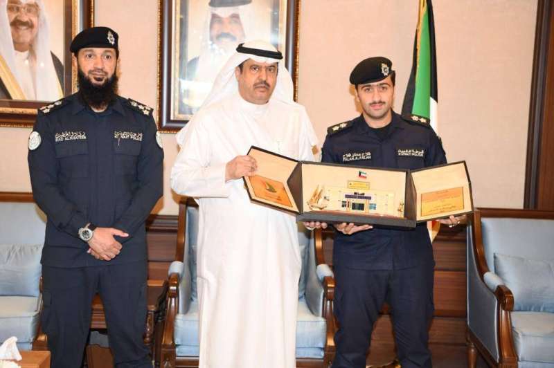 محافظ حولي يقدم دروعا تذكارية وشهادات تقدير لمنتسبي الداخلية 