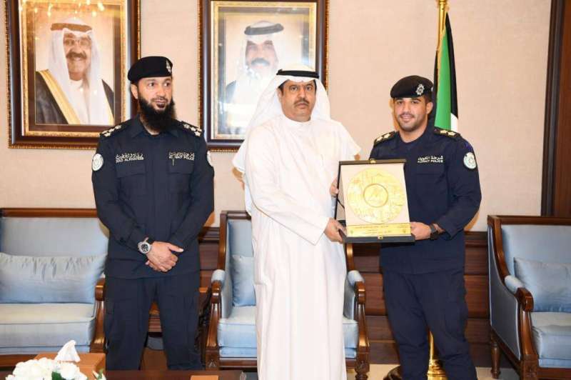 محافظ حولي يقدم دروعا تذكارية لمنتسبي الداخلية  