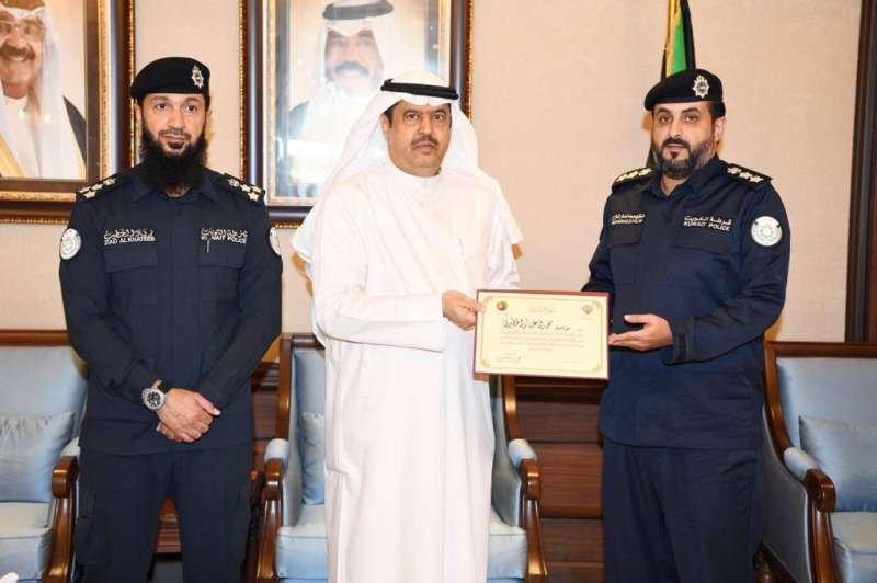 محافظ حولي يقدم دروعا تذكارية وشهادات تقدير لمنتسبي الداخلية  