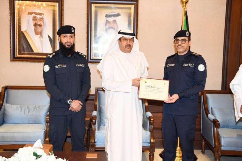 محافظ حولي يقدم دروعا تذكارية وشهادات تقدير لمنتسبي الداخلية  