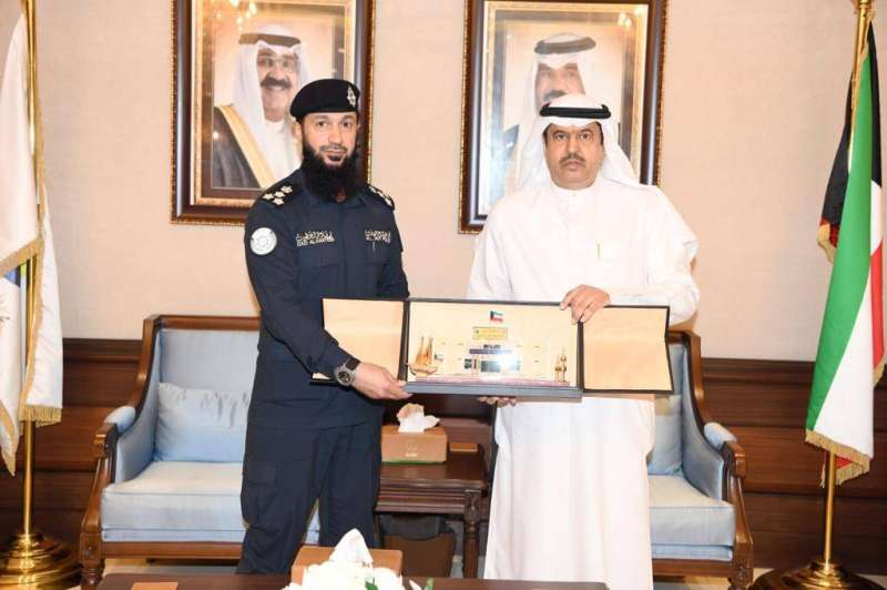 محافظ حولي يقدم دروعا تذكارية وشهادات تقدير لمنتسبي الداخلية  