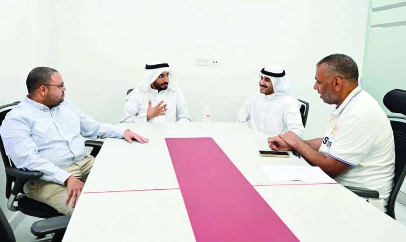 الأطباء مع الزميل عمر العلاس خلال زيارتهم «الراي» 	(تصوير أسعد عبدالله)
