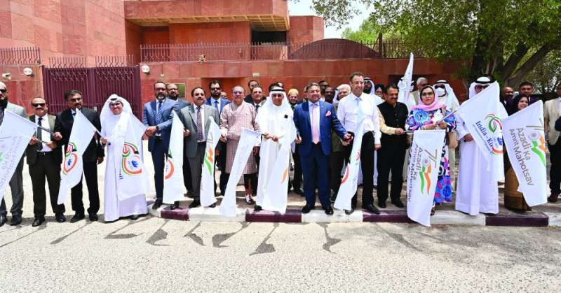  المشاركون في الاحتفال في لقطة جماعية 