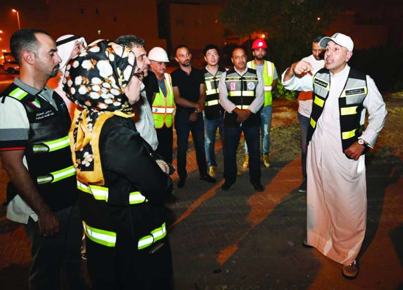 الموسى متفقداً موقع مشروع تطوير جنوب السرة بحضور سهى أشكناني	 (تصوير أسعد عبدالله)
