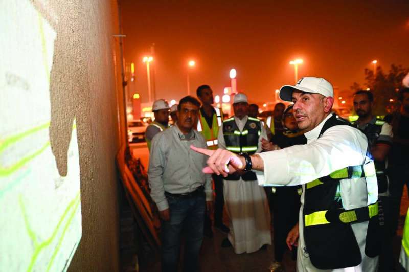 الموسى يطلع على رسم توضيحي في شأن نقاط التحويلات
