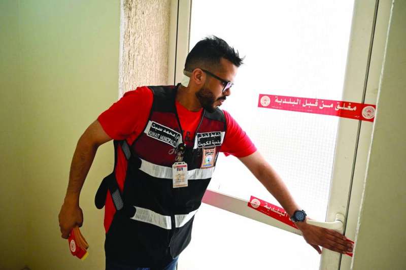 مفتش البلدية يغلق السرداب المخالف
