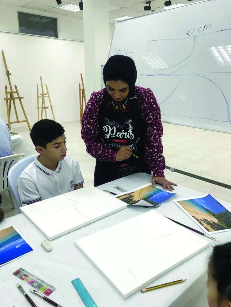 زينب دشتي تتابع مع أحد المتدربين
