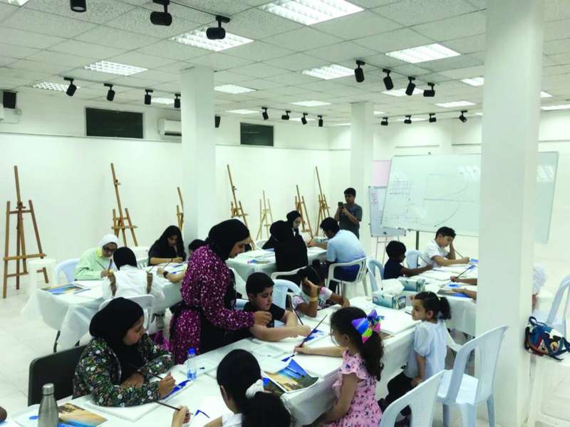 تعليم أساسيات الرسم بشكل مبسط	 (تصوير سعود سالم)
