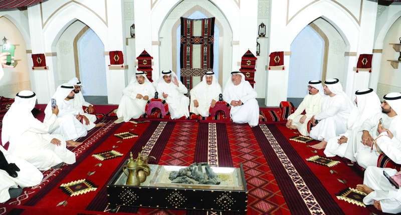 
الخمسان وأعضاء الديوانية خلال استقبالهم الوفد الإماراتي 	(تصوير سعود سالم)