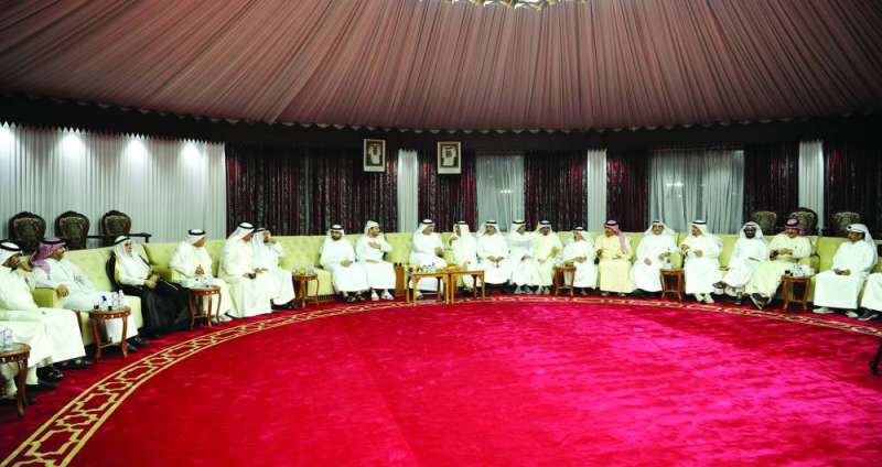 الخمسان وأعضاء الديوانية خلال استقبال السفير الإماراتي ووفد السفارة