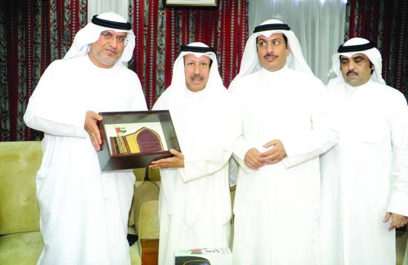 
الخمسان متسلماً من النيادي هدية تذكارية
