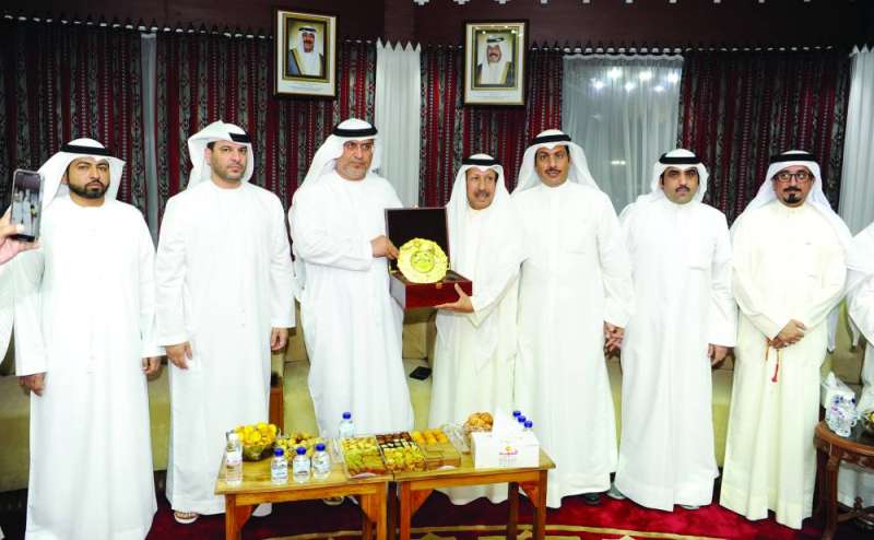 
السفير الإماراتي متسلماً درعاً تذكارية من الخمسان

