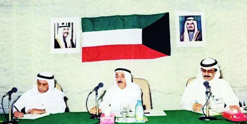 الأمير الراحل الشيخ صباح الأحمد مترئساً جلسة للهيئة الاستشارية بحضور عبدالرحمن الغنيم وعبداللطيف الروضان
