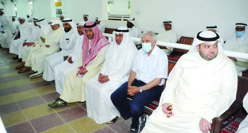 هلال الساير وضرار العسعوسي وعدد من المشاركين في العزاء