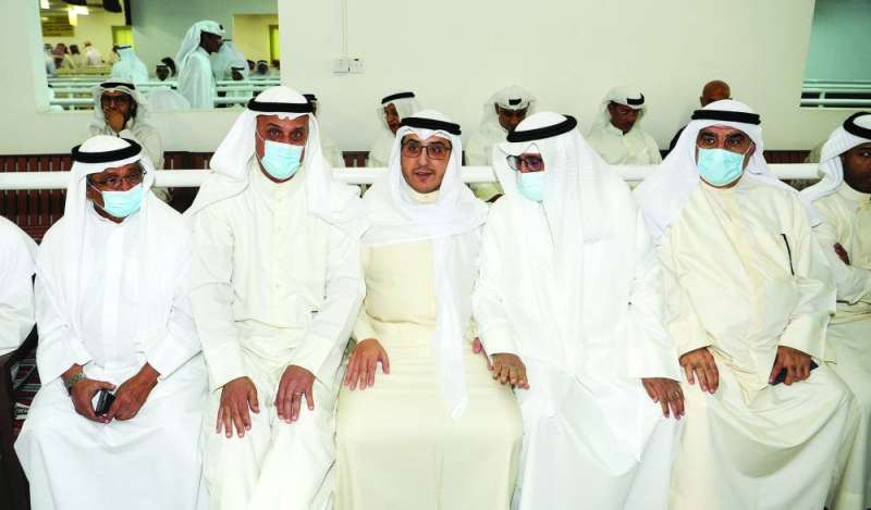 أحمد الناصر خلال مشاركته في عزاء الغنيم