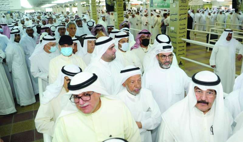 حشود في التشييع