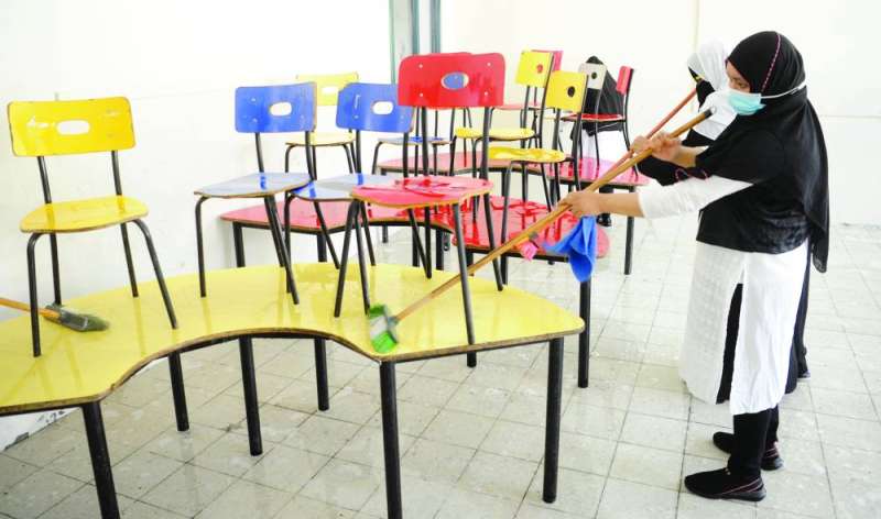 
غسل الأدراج والكراسي
