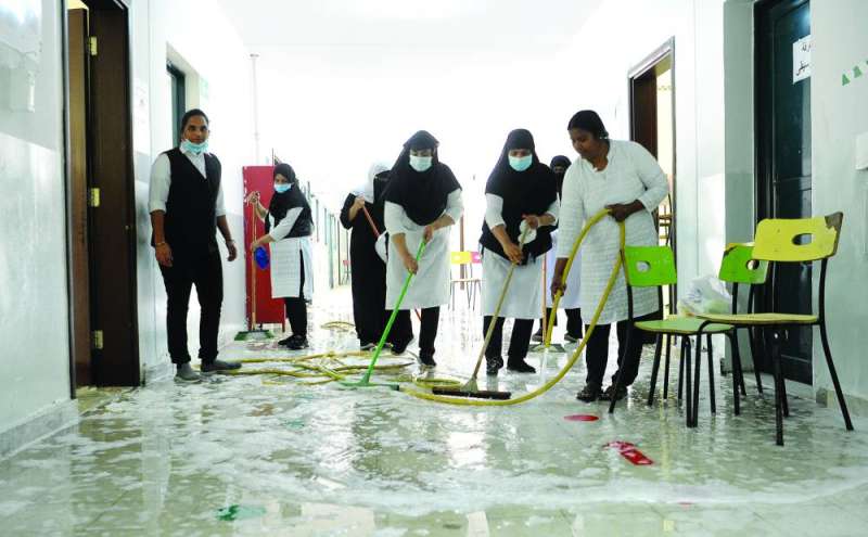 
تنظيف الممرات 	(تصوير سعود سالم)
