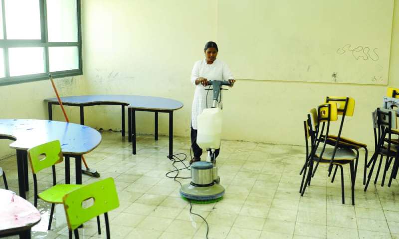 
تلميع أرضيات الصفوف