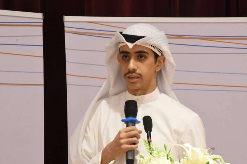 أحد الخريجين متحدثا خلال الملتقى