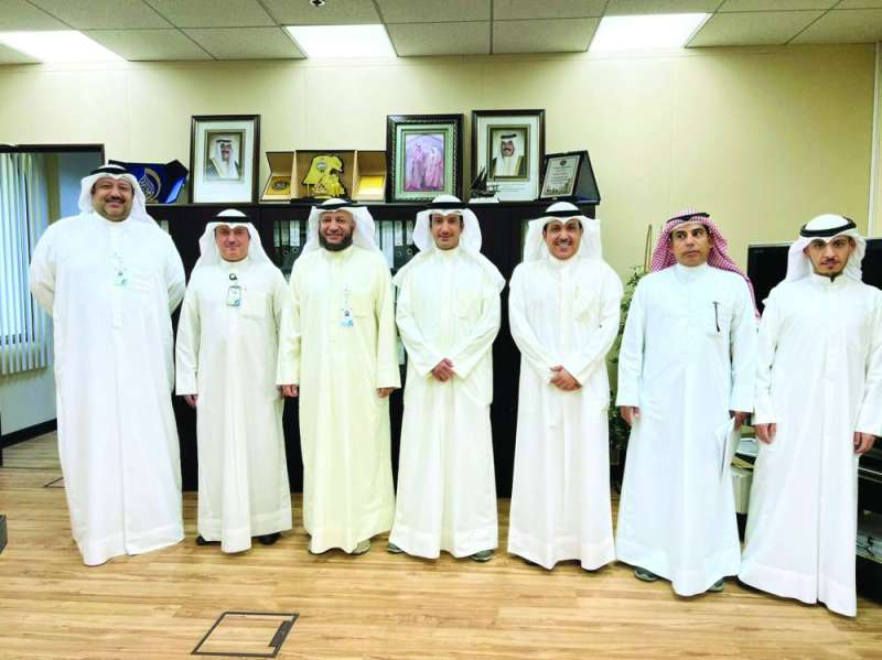 الفريج متوسطاً وفد النقابة
