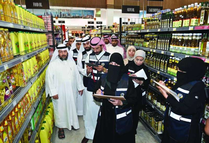 فريق دعم منظومة الأمن الغذائي الحكومي خلال جولته التفتيشية	 (تصوير أسعد عبدالله)