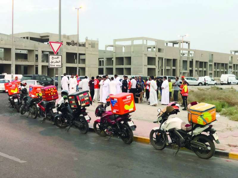 
توقيف سائقي دراجات الديليفري للتأكد من أوراقهم