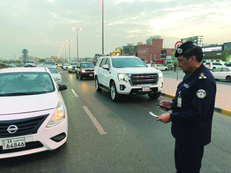 
 العميد خالد محمود يدقق في أوراق السيارات